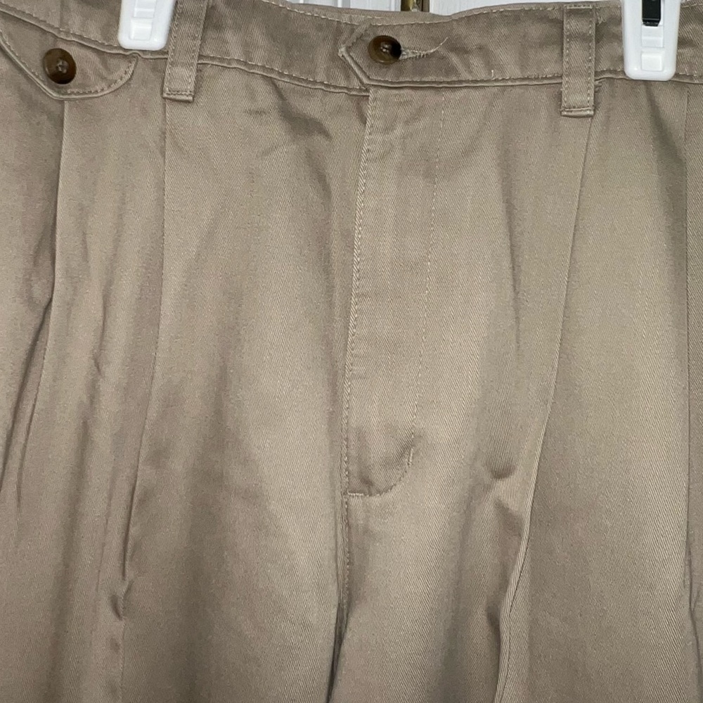 MEN’S  front pleated  Dockers khakis in excellent condition - Picture 6 of 7